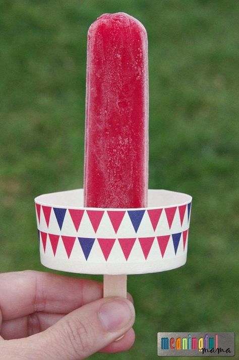 DIY No-Drip Popsicle Holders for Fourth of July #ad Fourth Of July Popsicles, Red White Blue Popsicle, Backyard Bbq Food, Market Day Ideas, Popsicle Holders, Ice Cream Stand, Ice Cream Bars, Patriotic Food, Oreo Pops