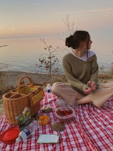 Outfit inspo, cargo pants, picnic friend date, trendy Outfit Inspo Cargo Pants, Outfits With Pants, Picnic Outfit, Outfit Pants, Picnic Aesthetic, Picnic Date, Pants Outfit, Cargo Pants, Outfit Inspo