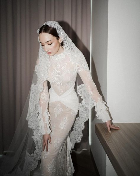 Spanish Cathedral Veil, Mermaids Wedding Dress, Vintage Elegant Wedding Dress, Latina Wedding Dress, Unique Bridal Looks, Long Sleeve Vintage Wedding Dress, Catholic Wedding Dresses, Veil Pictures, Spanish Wedding Dress