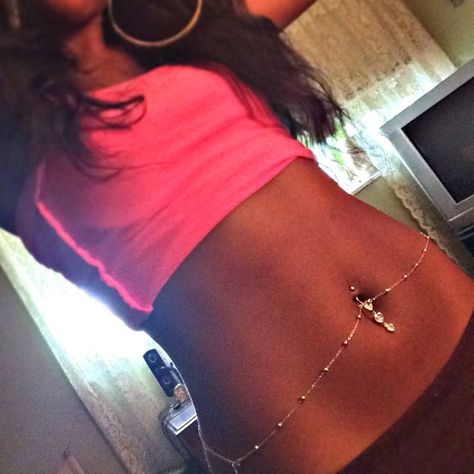 Belly piercing with belly chain... Hip Jewelry, Bellybutton Piercings, Belly Button Piercing Jewelry, Belly Piercing Jewelry, Waist Jewelry, Piercings For Girls, Cool Piercings, Belly Button Jewelry, Cute Piercings