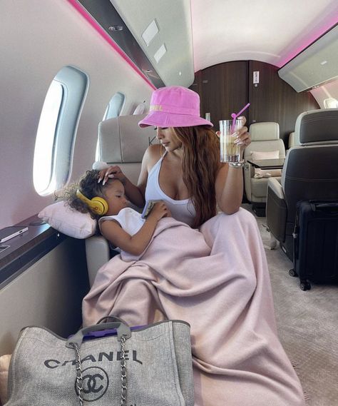 Mommy And Baby Pictures, Mommy Daughter Outfits, Mommy Moments, Future Mommy, Moms Goals, Mommy Goals, Rich Girl Lifestyle, Mommy Daughter, Luxury Lifestyle Dreams