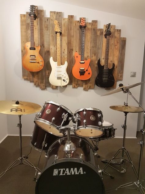 Guitar Hanging Ideas, Guitar Decor, Guitar Crafts, Guitar Diy, Guitar Lovers, Guitar Design, Support Mural, Music Room, Home Studio