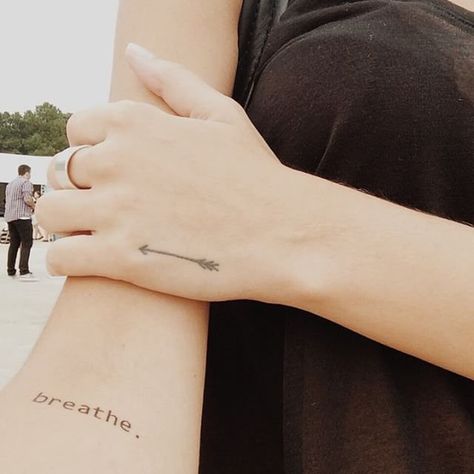 Love Sarah Hyland's Arrow Tattoo? See 35 More Ink Ideas! Arrow Tattoo On Wrist, Arrow Tattoos For Women, Tattoo Arrow, Geometric Arrow Tattoo, Small Arrow Tattoos, Targaryen Tattoo, Side Hand Tattoos, Dragons Tattoo, Arrow Tattoo Design