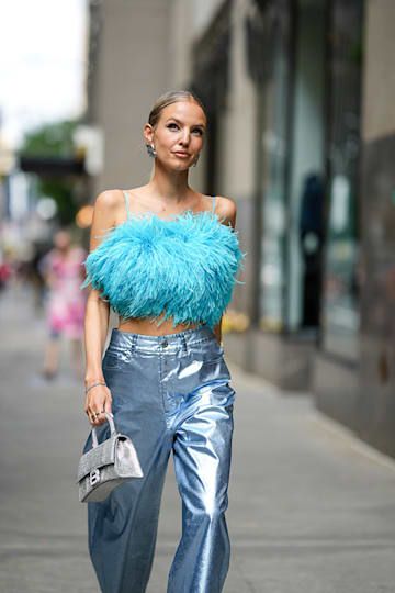 Cómo combinar los pantalones metalizados - Foto 2 Denim Jeans Outfit, 2018 Style, Metallic Jeans, Boheme Chic, Top Les, Grey Jeans, Jean Outfits, Denim Jeans, Fashion Show