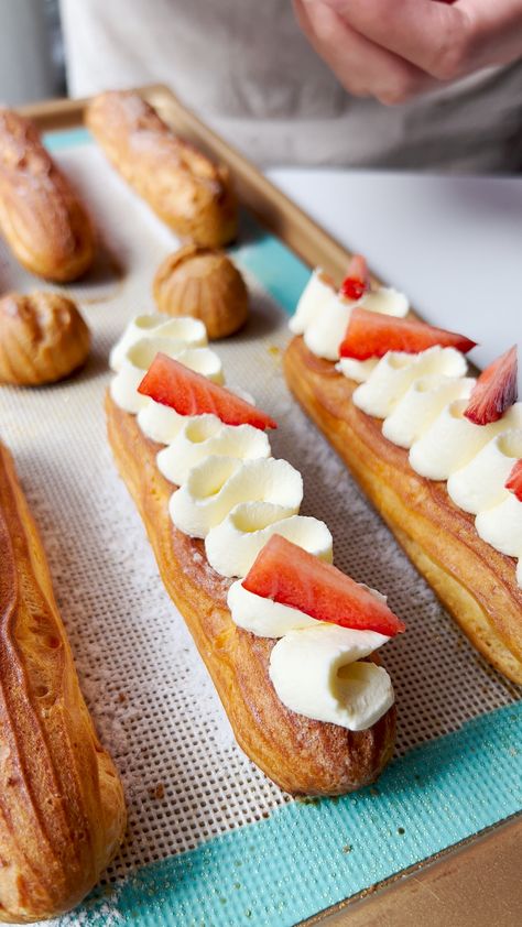 Easy Eclair Recipe, How To Make Eclairs, Easy Eclairs, Asian Desert, Eclairs Dessert, Eclair Recipe, Custard Sauce, Springform Pan Cake, Caramel Pudding