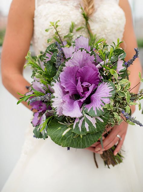 dramatic ornamental kale wedding bouquet ~ we ❤ this! moncheribridals.com Flowers In Bouquet, Unusual Bouquets, Beautiful Wedding Bouquets, Brides Flowers, Red Velvet Wedding Cake, Stock Flowers, Cotton Bouquet, Unique Bridal Bouquets, Unique Wedding Bouquet