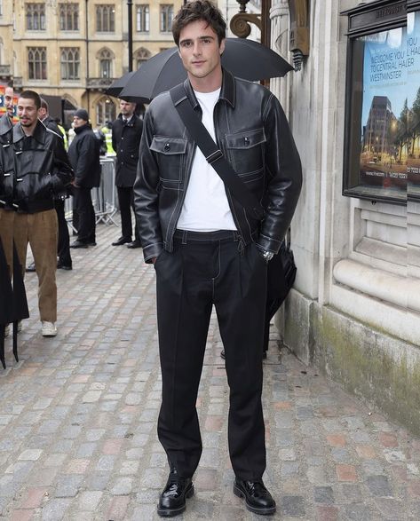 Leather Jacket Looks, Dad Fits, Outfit Informal, Leather Jacket Outfit Men, Simone Ashley, Jacob Elordi, Outfits Hombre, Street Style Outfits Men, Men Fashion Casual Outfits