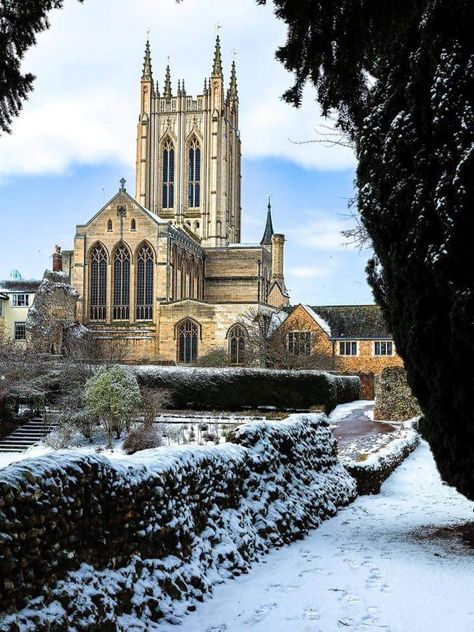 Beautiful Winter Scenes, English Christmas, British Architecture, Medieval Architecture, Church Pictures, Bury St Edmunds, Event Horizon, Covered Garden, St Albans