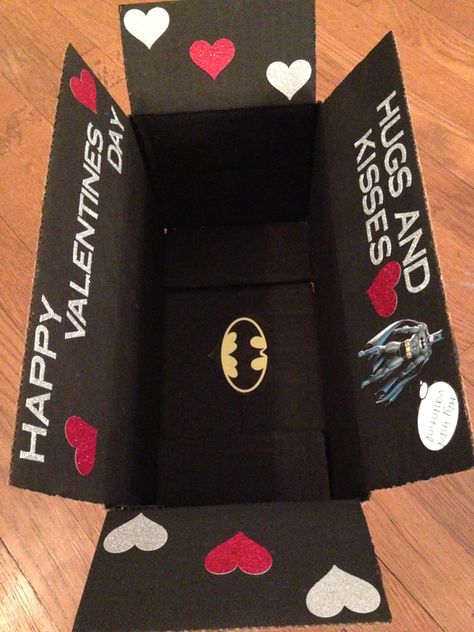 Hey there valentine batman Valentine's Day care package. Valentines Gift For Boyfriend Batman, Batman Valentine Ideas, Batman Valentine Box Ideas, Batman Gift Basket, Batman Diy Gifts, Batman Gifts For Boyfriend, Handmade Gifts For Bf, Lasercut Gift, Gifts For Bf