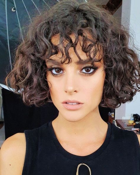 Alright my curly haired friends, if you're considering a fringe, then you've gotta check out these photos! #hairstyle #easyhairstyle #cutehairstyle Bob Hairstyles With Fringe, Hairstyles With Fringe, Bobbed Hairstyles With Fringe, Short Curly Bob Hairstyles, Tan Skin Blonde Hair, Graduated Bob, Bob Haircut Curly, Bob Hairstyles With Bangs, Bob Haircut With Bangs