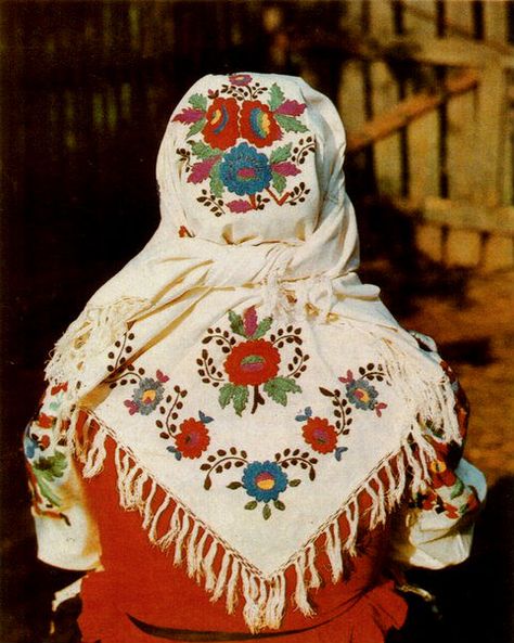 Belarus scarf folk embroidery Shoulder Cap Tattoo, Authentic Costumes, Slavic Folklore, Folk Clothing, Folk Art Flowers, Head Scarves, European Culture, Folk Embroidery, Folk Fashion