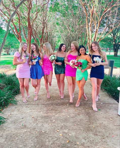 Matching Homecoming Dresses Friends, Hoco Poses Best Friends Group, Homecoming Dress Preppy, Homecoming Dresses Preppy, Hoco Pic Ideas Friends, School Dance Pics, Vsco Homecoming, Hoco Group Pictures, Preppy Homecoming Dresses