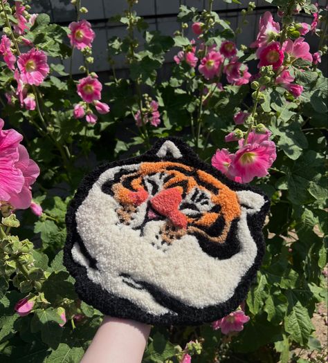 Tufted Animal Rug, Punch Needle Dinosaur, Rug Tufting Ideas Cat, Koi Fish Tufted Rug, Tiger Rug Tuft, Needle Punch, Carpet Design, Punch Needle, Tufted Rug