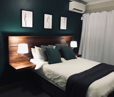 Emerald Bedroom, Emerald Green Bedrooms, Green And White Bedroom, Dark Wood Bedroom Furniture, Green Bedroom Walls, Green Bedroom Decor, Feature Wall Bedroom, Wood Bedroom Furniture, Bedroom Accent