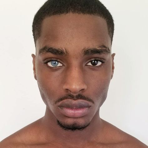 Black is beautiful. Character Diversity, Sectoral Heterochromia, Heterochromia Eyes, Supporting Characters, Different Colored Eyes, Dark Skin Men, Foto Portrait, Pretty Eyes, Interesting Faces