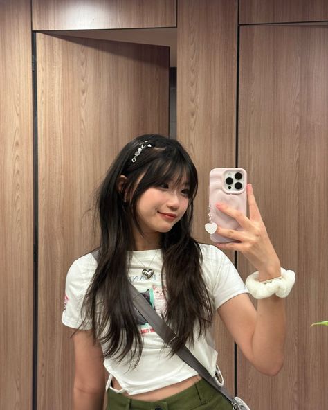 Hime Cut With Wispy Bangs, Hush Cut And Hime Cut, Volume Haircut, Korean Long Hair, Shortish Hair, Hime Cut, Hair Inspiration Long, Cute Haircuts, Haircuts Straight Hair