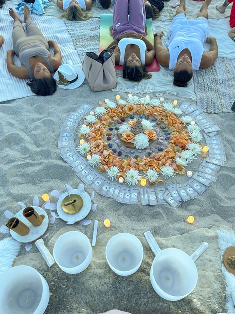 Full moon ceremony altar mandala beach Full Moon Ceremony Circle, Sacred Ceremony Space, Beach Meditation Aesthetic, Full Moon Ceremony Ideas, Spiritual Birthday Party Ideas, Retreat Altar, Soundbath Aesthetic, Full Moon Altar, Spiritual Birthday Party