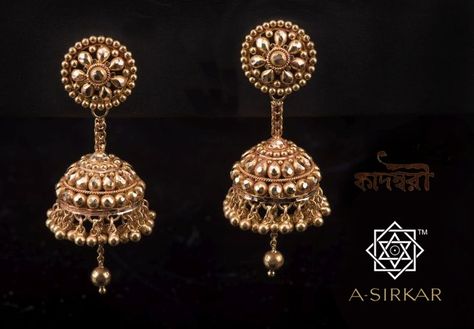 The jhumkas used in the film 'Kadambari' articulate the restraint in… Bengali Jewellery, Gold Jhumkas, Gold Jewelry Prom, Temple Jewellery Earrings, Gold Jhumka, Gold Jhumka Earrings, Gold Jewels Design, Labret Jewelry, New Gold Jewellery Designs