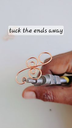 Hammered Wire Jewelry Tutorial, Jewelry Making Tutorials Free, Diy Wire Jewelry Tutorials Free Pattern, Wire Wrap Tutorial Free, Minimalist Wire Wrapped Jewelry, Wire Wrapped Earrings Tutorial, Wire Work Jewelry Tutorials, Wire Wrapped Jewelry Tutorials Free, Diy Wire Jewelry Tutorials