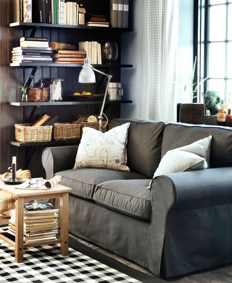 IKEA Österreich, Inspiration, Wohnzimmer, Sitzecke, Sofa EKTORP, Leuchte ARÖD, Teppich MILLINGE, Boden mit Schublade EKBY VALTER, Wandregal EKBY JÄRPEN, Kissen BENZY LAND Sofa Ikea, Ikea Lack Shelves, Ikea Interior, Ikea Usa, Modern Rustic Living Room, Ikea Living Room, House Organisation, Ikea Sofa, Desk In Living Room