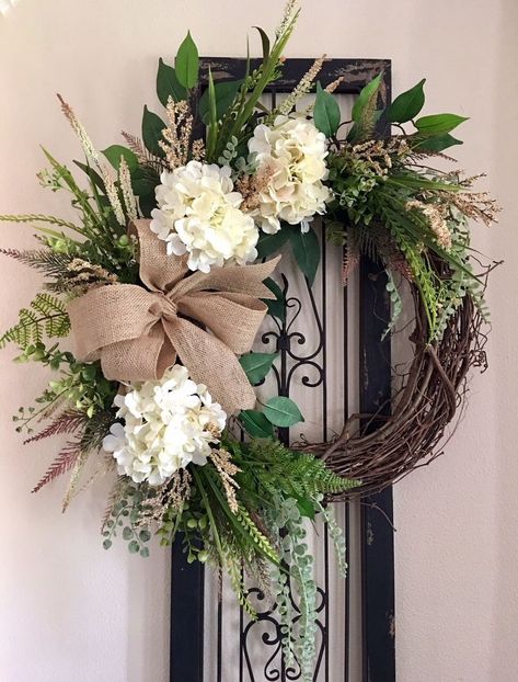 Front Door Wreaths Year Round, Door Wreaths Year Round, White Hydrangea Wreath, Couronne Diy, Carillons Diy, Wreath Hydrangea, Front Door Wreaths, Wreath Wall Decor, All Season Wreath