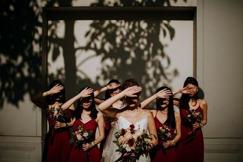 On the blog: Top Pics of the Week - December 28 | Image by Kompactfaen Pose Foto Pernikahan, Wedding Group Poses, Foto Lamaran, Wedding Party Pictures, Bride And Bridesmaid Pictures, Bridal Shower Photography, Moodboard Wedding, Wedding Group Photos, Pose Wedding