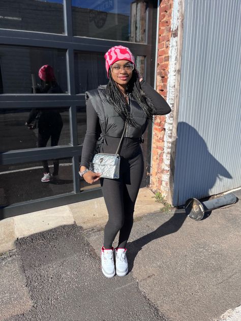 Chill Beanie Outfit, Winter Fits With Beanie, Bennie Outfits Winter, New Culpa Beanie, Pink Beanie Outfit Black Women, Mia Culpa Beanie, Pink Mea Culpa Beanie Outfit, Mia Culpa Beanie Outfit, Beenie Outfit Girl