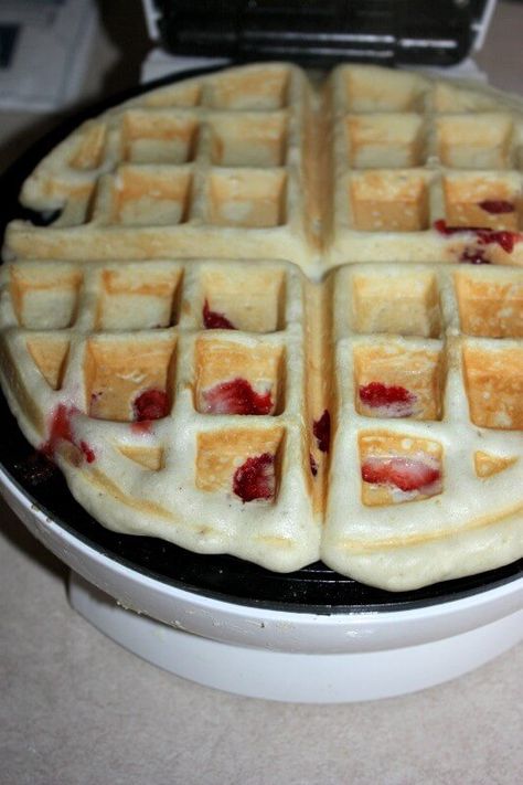 Yummy Waffles, Easy Waffle Recipe, Easy Strawberry Shortcake, Waffle Iron Recipes, Waffle Ingredients, Crepes And Waffles, Waffle Maker Recipes, Waffles Easy, Strawberry Waffles