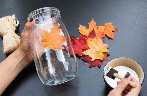 Mod Podge Leaves, Fall Crafts To Make, Glass Jar Candle Holders, Leaf Mason Jar Candle, Fall Mason Jar Crafts, Fall Jars, Candles Art, Candle Holder Crafts, Leaf Candle