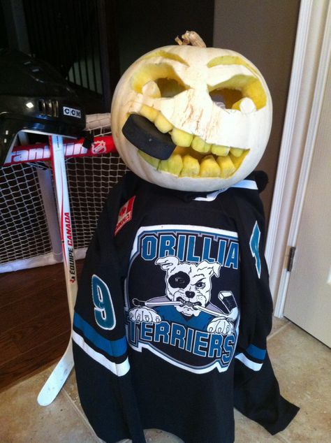 Hockey pumpkin! Hockey Halloween Decorations, Sports Pumpkin Carving, Hockey Pumpkin Carving Ideas, Hockey Trunk Or Treat, Hockey Pumpkin Carving, Hockey Pumpkin, Hockey Halloween Costume, Hockey Player Costume, Unique Halloween Makeup