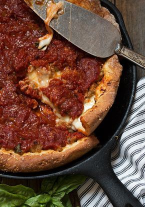 Skillet Deep Dish Pizza, Cast Iron Skillet Recipes Dinner, Chicago Style Deep Dish Pizza, Cast Iron Skillet Cooking, Deep Dish Pizza Recipe, Pizza Vegan, Cast Iron Pizza, Chicago Deep Dish Pizza, Pizza Roll