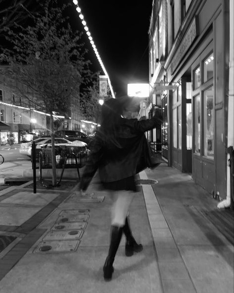 Blurry night pic black mini skirt learger boots leather jacket pic inspo Street Lights Photoshoot, Black Mini Skirt Aesthetic, Blurry Instagram Pictures, Leather Jacket Aesthetic Girl, Street Pics Night, Black Leather Jacket Aesthetic, Blurry Night Pics, Chiara Core, Shelby Core