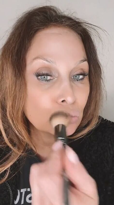 This guide shows you how to create bigger fuller lips with liner. Get bigger lips with the help of this quick tutorial. Makeup To Make Lips Look Bigger, Making Lips Look Fuller, How To Make Your Lips Bigger With Makeup, Fuller Lips Makeup Tutorials, Make Lips Bigger With Makeup, Fuller Lips Makeup, Bigger Lips Makeup, Using Concealer, Bottom Lip