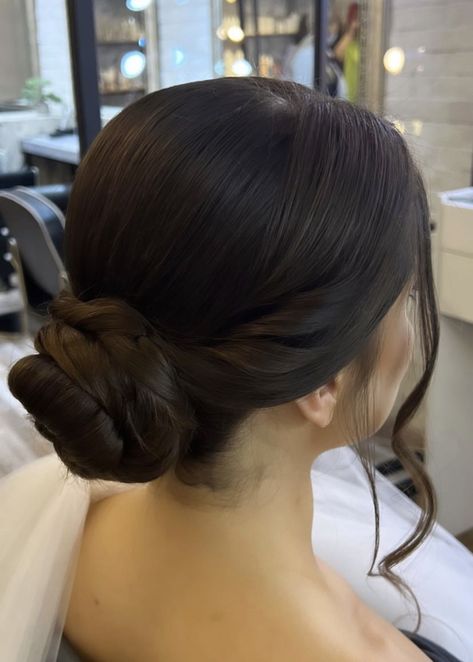 Hair Do Wisuda, Low Bun Wedding Hair, Wedding Hair Brunette, Glam Wedding Makeup, Bridesmaid Hair Makeup, Hair Inspiration Short, Short Wedding Hair, Brunette Hair, Model Hair