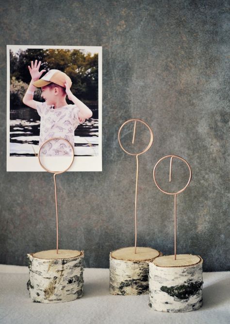 Wood Picture Holder With Clips, Diy Picture Holder With Clips, Photo Holders For Tables, Diy Picture Holder, Photo Holder Diy, Wire Photo Holder, Diy Photo Holder, Diy Photo Projects, Photo Centerpieces