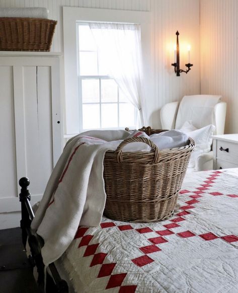 Farmhouse 5540, Earthy Home, Red And White Quilts, Cute Furniture, Color Decor, Cozy Day, Old Farmhouse, Doing Laundry, White Quilt