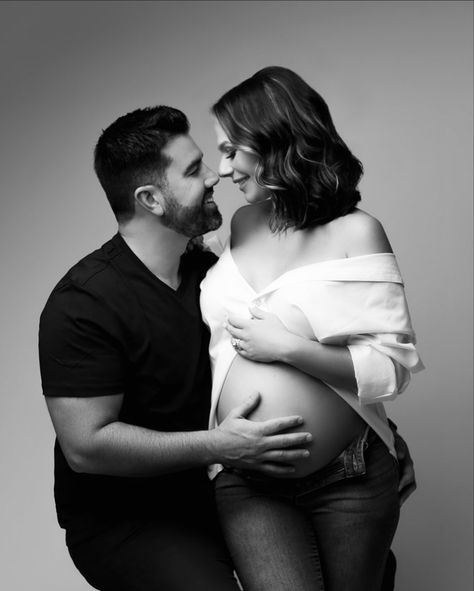 Couple Pregnancy Pictures, Studio Maternity Shoot, Baby Bump Photoshoot, Maternity Studio Photoshoot, Pregnancy Announcement Photoshoot, Studio Maternity Photos, Maternity Photography Poses Outdoors, Maternity Photography Poses Couple, Maternity Photo Outfits