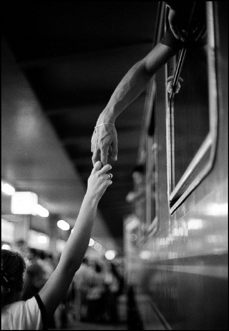 From Italy, travelling by train  1991  Ferdinando Scianna Tina Modotti, Bohol, Foto Vintage, Foto Art, Magnum Photos, Black White Photos, Foto Inspiration, Black N White, Train Travel