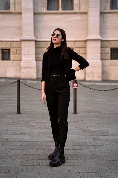 Cute All Black Outfits Casual, Dark Feminine Outfits Casual, Mom Goth, Feminine Outfits Casual, Outfits Rock, Young Professional Outfits, Outfit Sporty, Black Attire, Glam Outfit