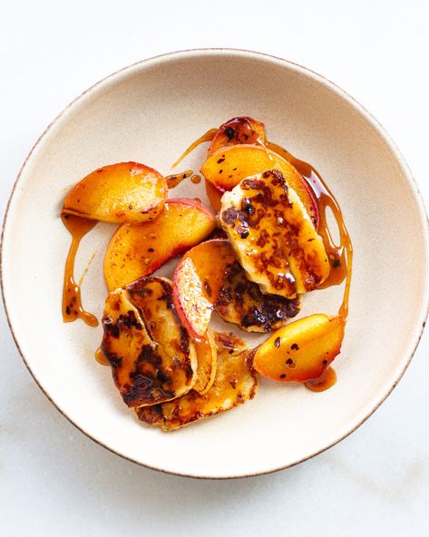 The only thing better than hot honey halloumi is a ginger-infused hot honey halloumi paired with grilled peaches. This is the one snack you NEED to make before peach season is over, is the perfect mix of sweet and savory and is sure to be a crowd pleaser. Fine Dining Starters, Honey Halloumi, Justine Snacks, Desserts Ideas, Grilled Halloumi, Honey Sauce, Hot Honey, Grilled Peaches, Meat Substitutes