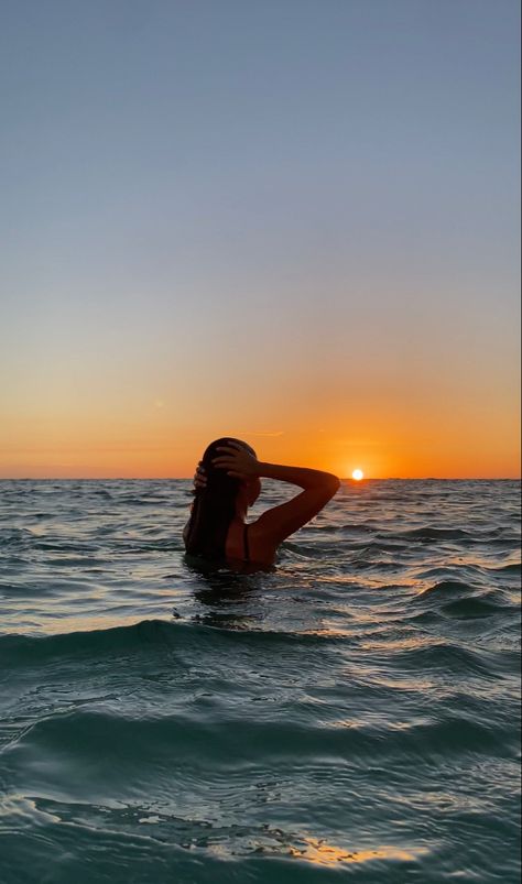 Beach Astethic Girl, Pics In Ocean, Holiday Pics Ideas, Faceless Beach Pics, Holiday Pictures Ideas, No Face Beach Pictures, Beach Profile Pictures, Sunrise Beach Pics, Beach Sunrise Pictures