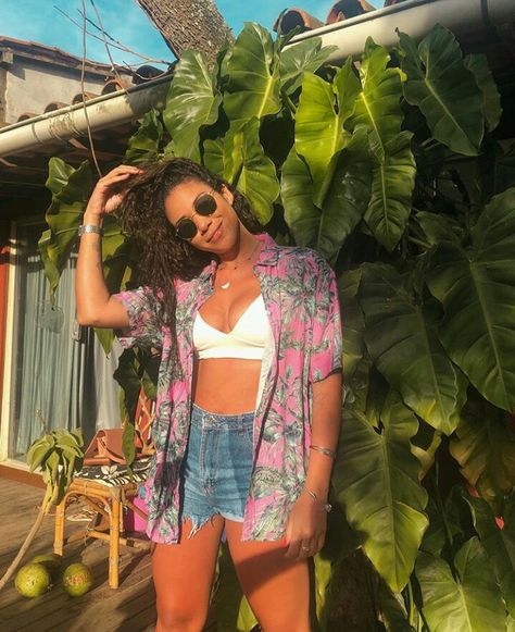 Hawaiian Shirt Party Outfit, Beachy Hawaiian Outfits, Cute Hawaiian Shirt Outfit, Simple Hawaiian Outfit, Surf Party Outfit, Cute Hawaii Outfits Party, Hawaiian Shirt Outfit Women Oversized, Goa Outfit Inspo Women, Aloha Shirt Outfit Women