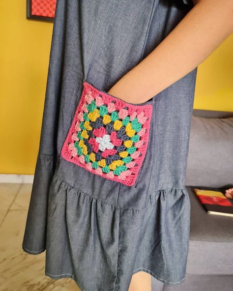 Angie 🌷 Le monde de Sucrette on Instagram: “I finished sewing my own denim dress this morning 🥰 Can't tell you how happy I am!! 🥳🥰💖 I am in love with its granny squares pockets 💕 . .…” Mendi Design, Yarn Tutorials, Square Pocket, Granny Square Crochet Patterns Free, شال كروشيه, Art Crochet, Crochet Leaves, I Am In Love, Am In Love