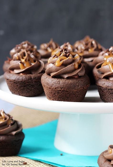 Snickers Ice Cream Cake, Chocolate Cookie Cups, Snickers Cookies, Snickers Chocolate, Cookie Cups Recipe, Butter Frosting, Sweet Basil, Cookie Cups, Chocolate Caramels