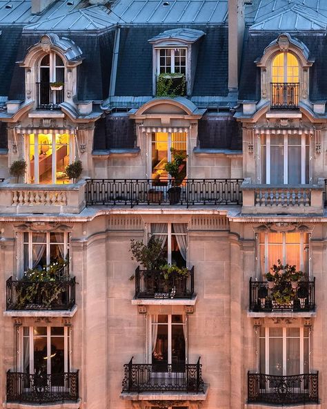 Raphael Metivet na Instagramie: „A typical Haussmann facade, between elegance and authenticity ✨ Who wants to live here? 🥰 • • • • #canon5dmarkiv #thisisparis #igersparis…” Raphael Metivet, French Townhouse, Haussmann Architecture, Limestone House, Hotel Facade, Paris Rooftops, Parisian Architecture, Paris Architecture, Classic Building