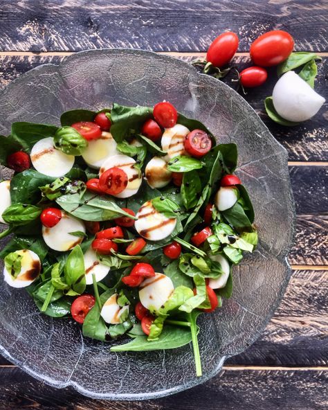 Caprice Salad, Easy Caprese Salad, Recipe With Spinach, Ensalada Caprese, Caprese Salad Recipe, Spinach Salad Recipes, Meat Diet, Simple Salad, Spinach Recipes