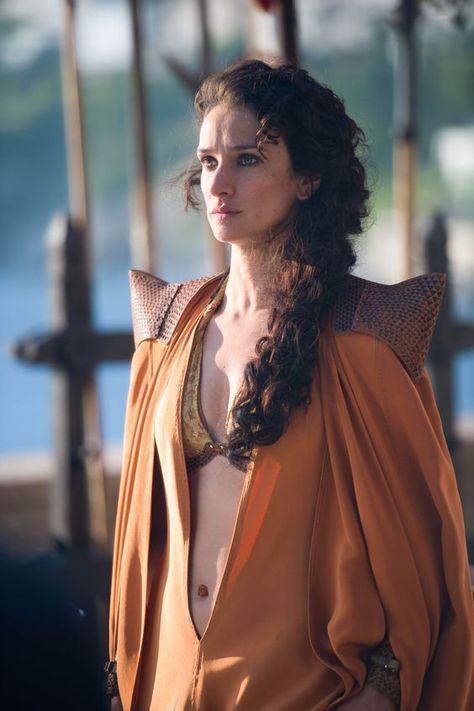 Ellaria Sand- es hija bastarda de Lord Harmen Uller. Es la amante del príncipe Oberyn Martell y madre de las cuatro Serpientes de Arena de menor edad. Ellaria Sand, Game Of Thrones Girl, Indira Varma, Game Of Thrones Episodes, Got Costumes, Game Of Thrones Facts, Game Of Thrones Costumes, Game Of Thrones Tv, Got Characters