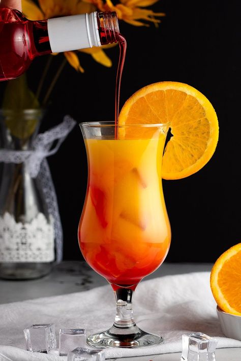 This easy vodka sunrise cocktail is just like the classic tequila sunrise, but uses vodka instead. Made with only three ingredients, this gorgeous drink takes only a few minutes to prepare. Vodka Sunrise Recipe, Vodka Based Cocktails, Vodka Orange, Vodka Sunrise, Orange Juice And Vodka, Tequila Sunrise Cocktail, Cocktail Party Drinks, Unique Cocktail Recipes, Sunrise Cocktail