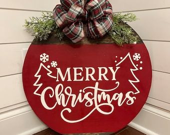 Christmas Door Signs, Christmas Wood Signs, Farmhouse Decor Christmas, Floral Farmhouse, Door Hanger Christmas, Porch Door, Door Signs Diy, Wooden Door Hanger, Door Hanger Wreath