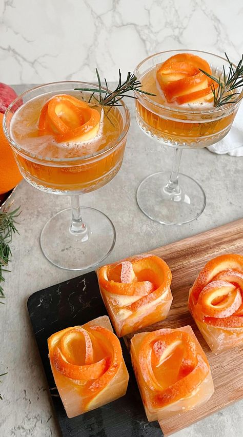 Keep this handy for an effortless hosting tip! Learn how to create beautiful orange rose ice cubes, the perfect addition to your holiday gatherings. Fun Drink Recipe, Yummy Alcoholic Drinks, Silicone Ice Cube Tray, Fancy Drinks, Deilig Mat, Amazon Storefront, Brunch Party, Ice Cube Tray, Food Decoration